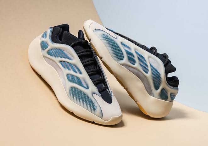 Yeezy Boost 700 V3 Bleu